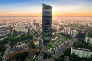 Wrocław, wieżowiec w centrum miasta o zachodzie słońca.
