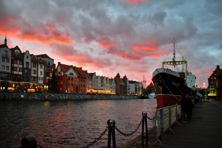 Gdańsk, zachód słońca nad Motławą i statkiem