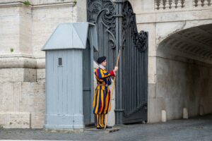 Gwardzista Papieski na straży przy bramie Watykanu.