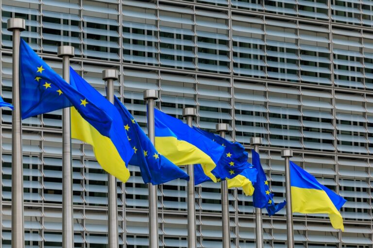 Flagi Unii Europejskiej i Ukrainy na budynku