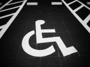 Miejsce parkingowe dla niepełnosprawnych symbol na asfalcie.
