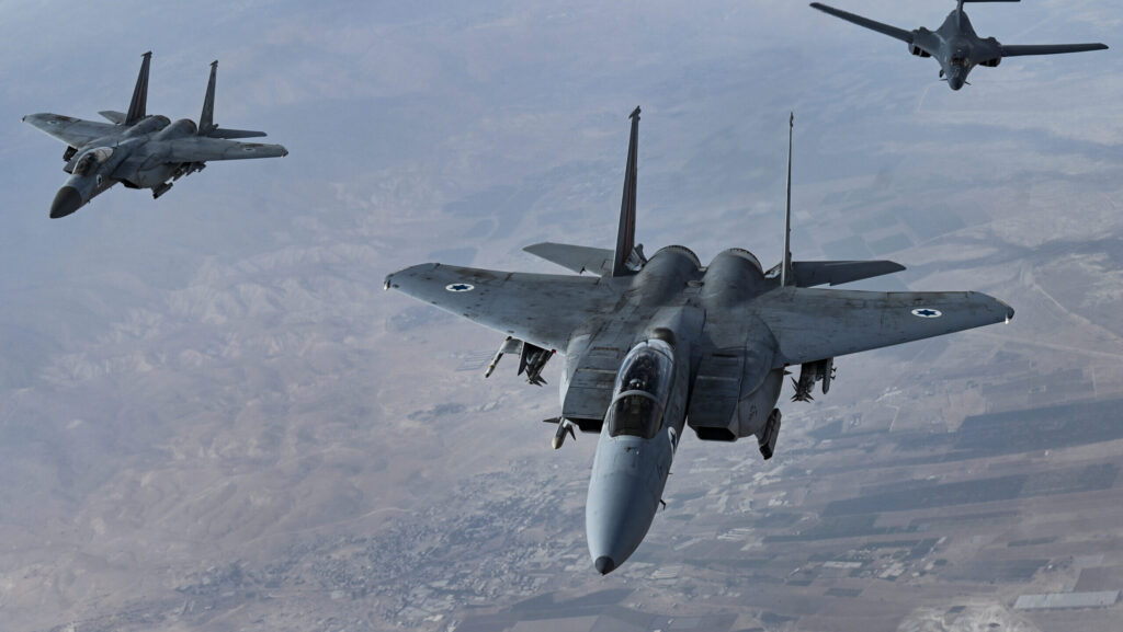 Trzy myśliwce F-15 w locie nad pustynią.