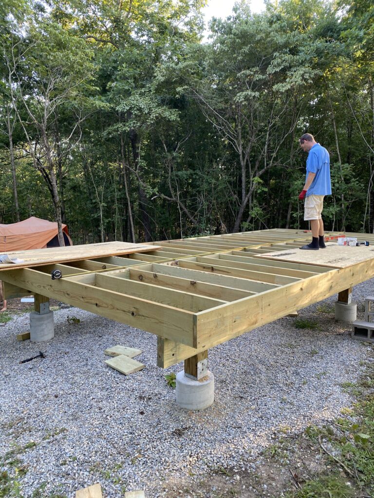 Budowa drewnianej podłogi w lesie.