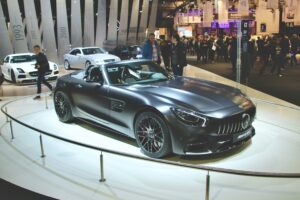 Czarne sportowe auto na wystawie samochodowej