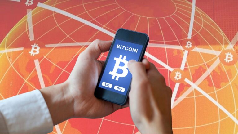 Osoba używająca aplikacji Bitcoin na smartfonie