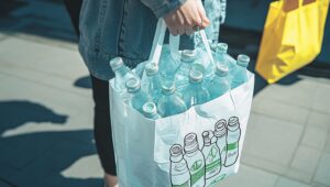 Plastikowe butelki niesione do recyklingu