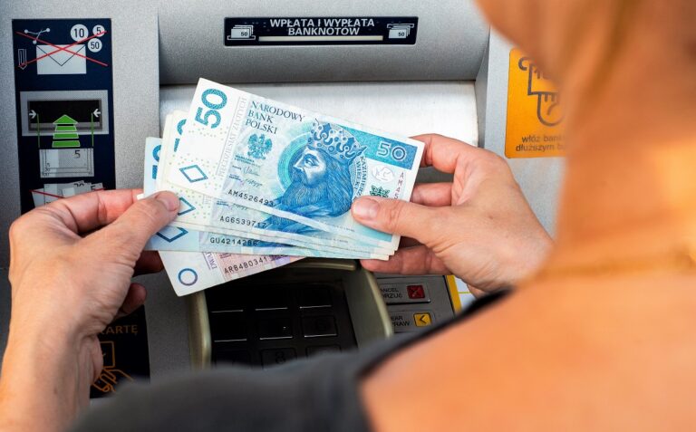 Wpłatomat z banknotami 50 złotych