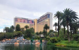 Hotel Mirage w Las Vegas, palmy i wodospad