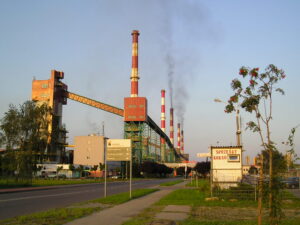 Komin huty, dym, popołudniowe słońce