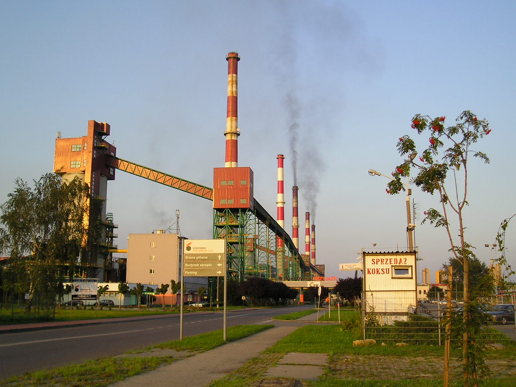 Komin huty, dym, popołudniowe słońce