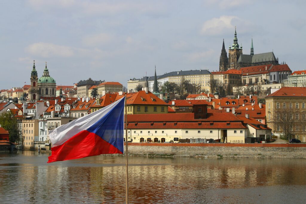Praga z flagą Czech, zabytki i rzeka