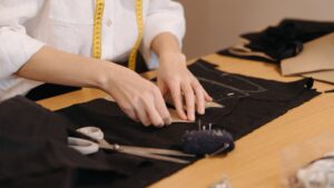 Szycie tkaniny przy użyciu nożyczek i miarki.