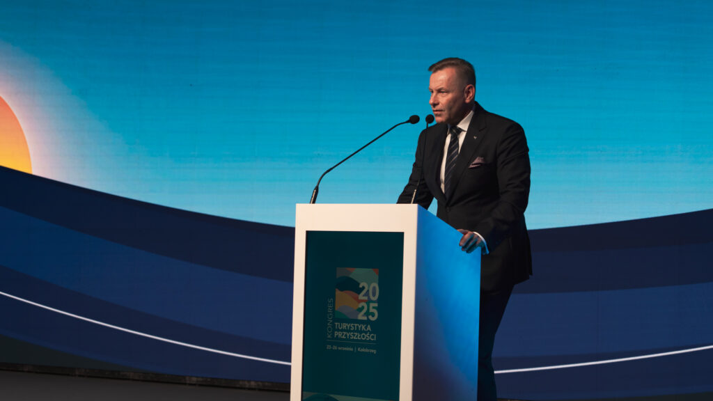 Prezes Polskiej Organizacji Turystycznej przemawia na Kongresie Turystyka Przyszłości