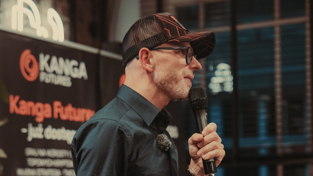 Osoba przemawiająca na konferencji Kanga Futures