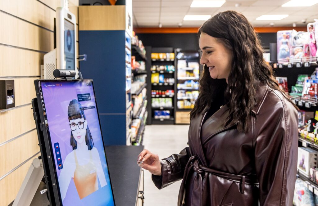Kobieta korzystająca z kiosku dotykowego w sklepie