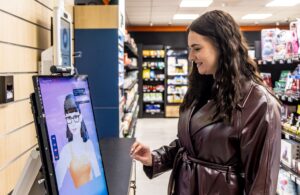 Kobieta korzystająca z kiosku dotykowego w sklepie