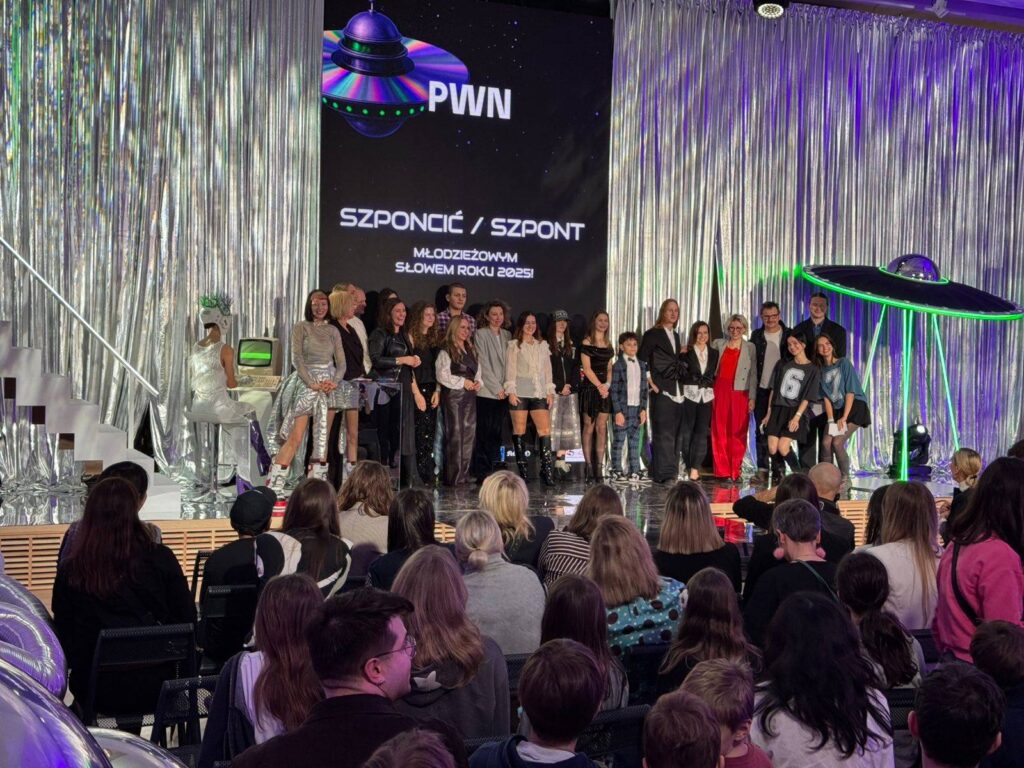 Event PWN 2023, grupa ludzi na scenie.