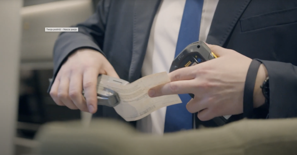 Konduktor sprawdza bilety