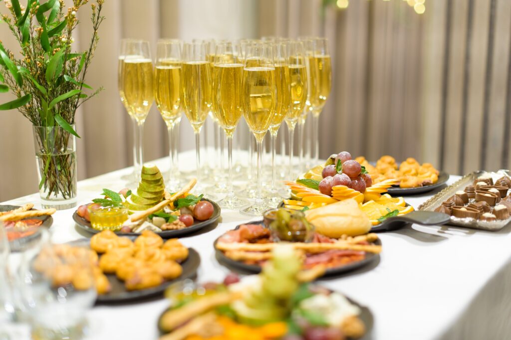 Przekąski i szampan na eleganckim przyjęciu.