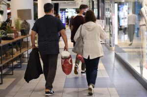 Ludzie chodzący po centrum handlowym z zakupami