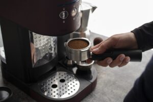 Przygotowanie kawy w ekspresie z portafiltrem.