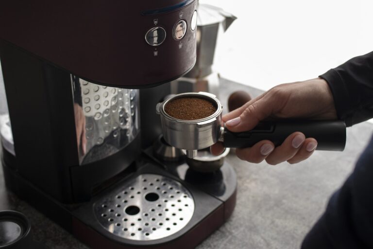 Przygotowanie kawy w ekspresie z portafiltrem.