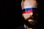 Mężczyzna z zasłoniętymi oczami flagą Rosji