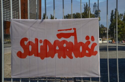 Baner Solidarność na ogrodzeniu
