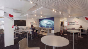 Wnętrze sali konferencyjnej Leaders Forum z ekranem.
