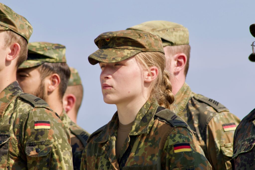 Żołnierze w niemieckich mundurach polowych w szeregu.