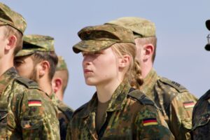 Żołnierze w niemieckich mundurach polowych w szeregu.