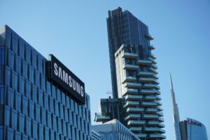 Wysokie wieżowce z logo Samsung, UniCredit