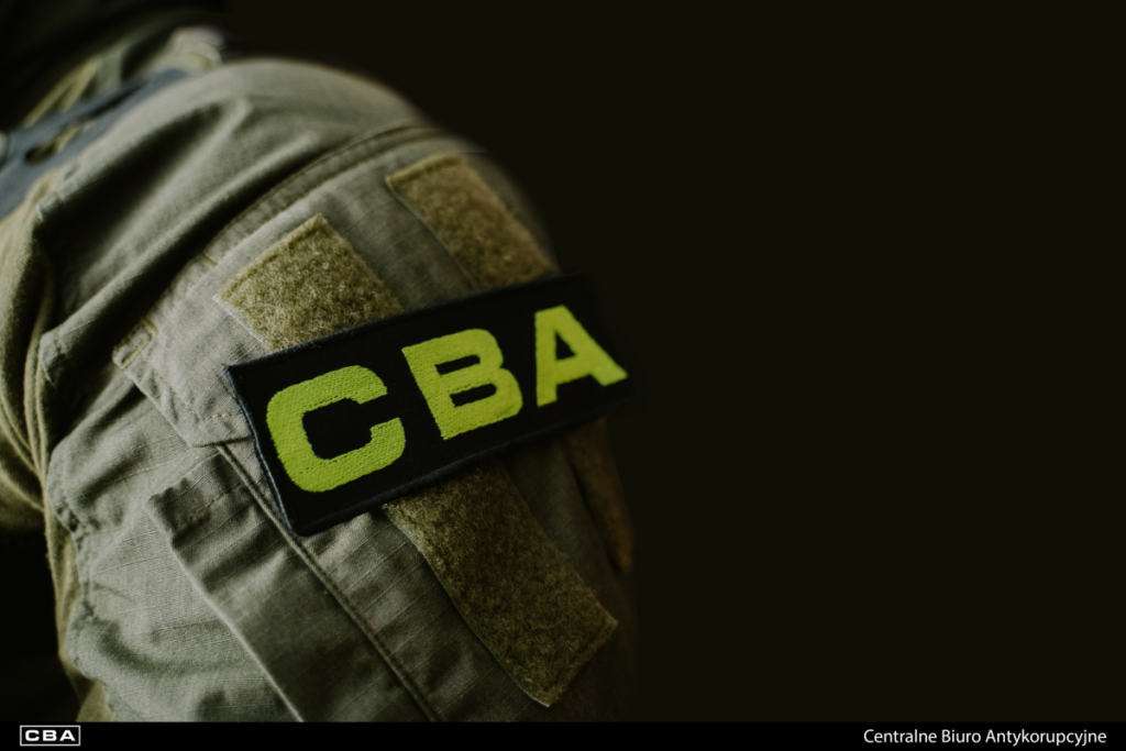 Naszywka z napisem CBA na mundurze