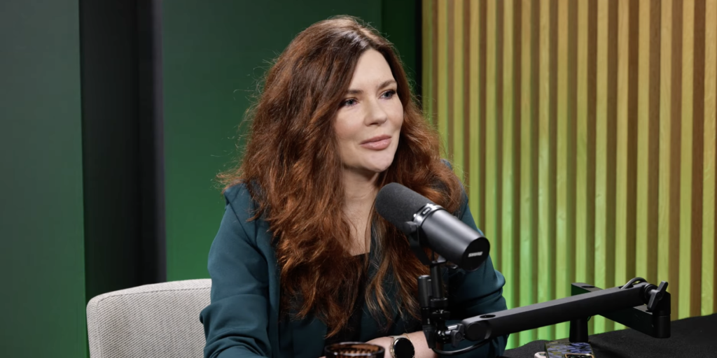 Kobieta przy mikrofonie w studiu nagrań.