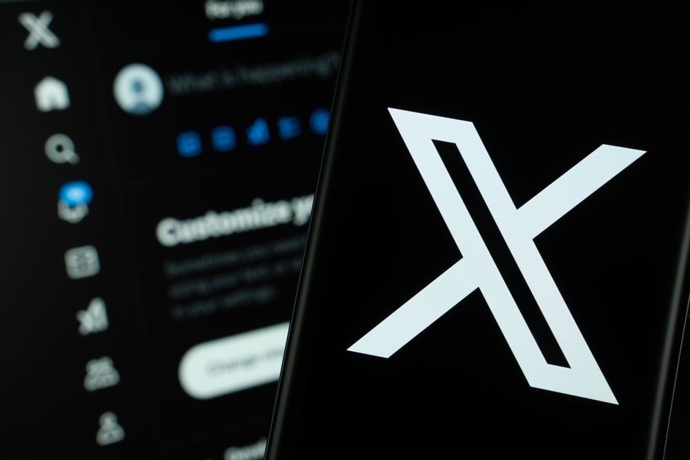 Logo X na ekranie smartfona