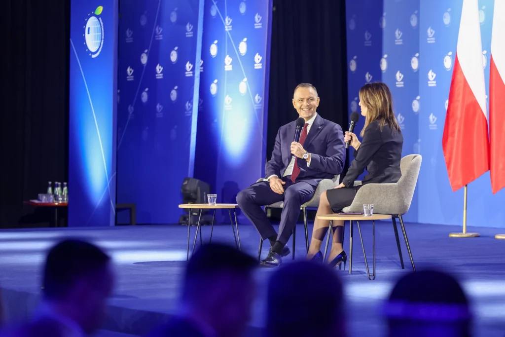 Prezydent Nawrocki rozmawia z Dorotą Gawryluk w trakcie EKS w Mikołajkach