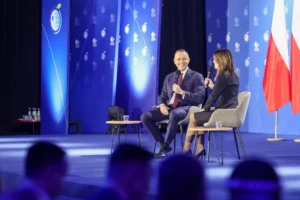 Prezydent Nawrocki rozmawia z Dorotą Gawryluk w trakcie EKS w Mikołajkach