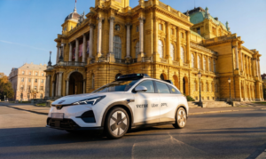 Samochód autonomiczny przed zabytkowym budynkiem w czystym świetle