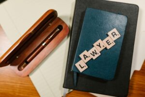 Świadczenie w prawie i w praktyce: od umowy cywilnej do wsparcia z ZUS