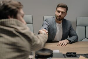 Zadatek i zaliczka – czym się różnią i co wybrać przy zakupie mieszkania?
