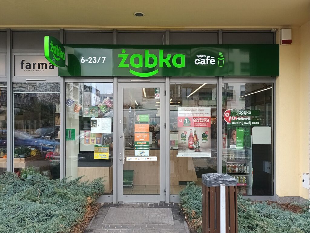 Żabka: od siedmiu sklepów do dziesięciu tysięcy lokalizacji – historia, model biznesowy i kontrowersje