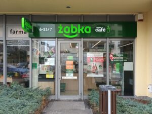 Żabka: od siedmiu sklepów do dziesięciu tysięcy lokalizacji – historia, model biznesowy i kontrowersje