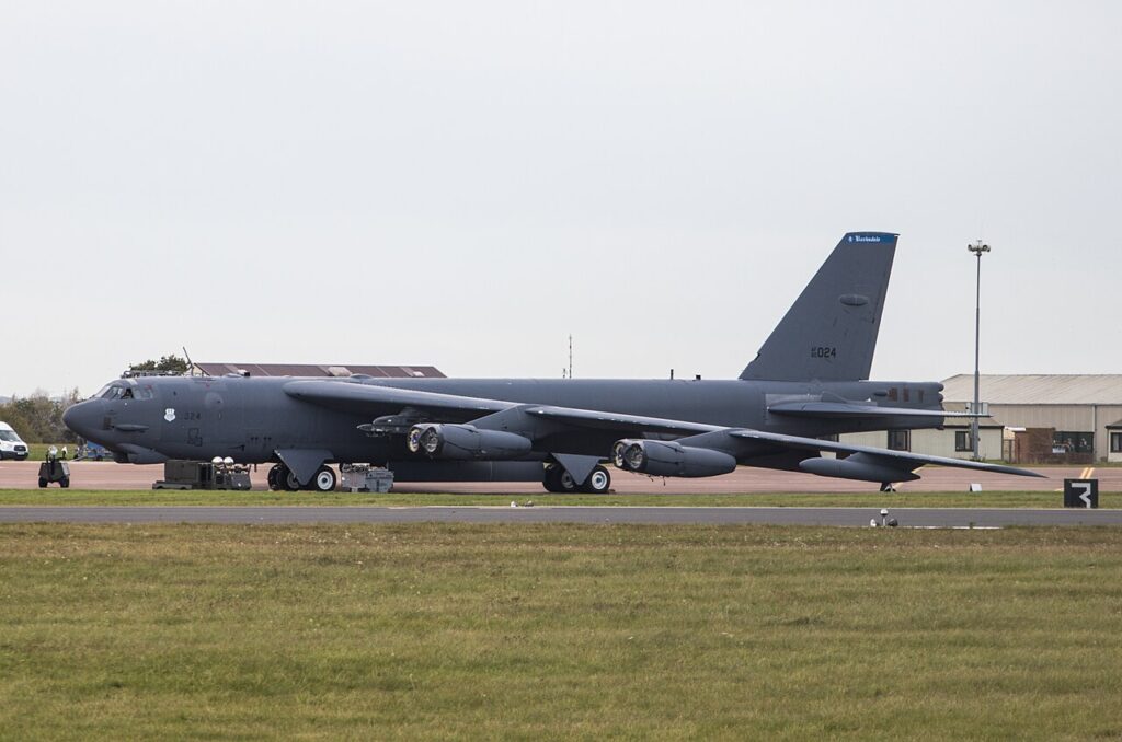 Bombowiec B-52H stojący na płycie lotniska