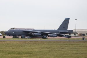 Bombowiec B-52H stojący na płycie lotniska