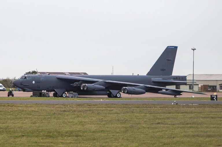 Bombowiec B-52H stojący na płycie lotniska