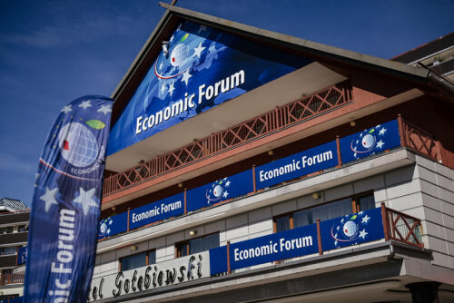 Budynek hotelu z banerami Forum Ekonomicznego