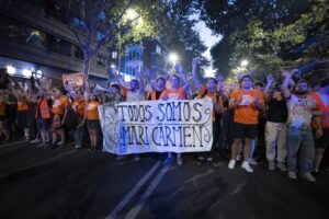 Nocny protest z transparentem „Todos somos Mari Carmen”