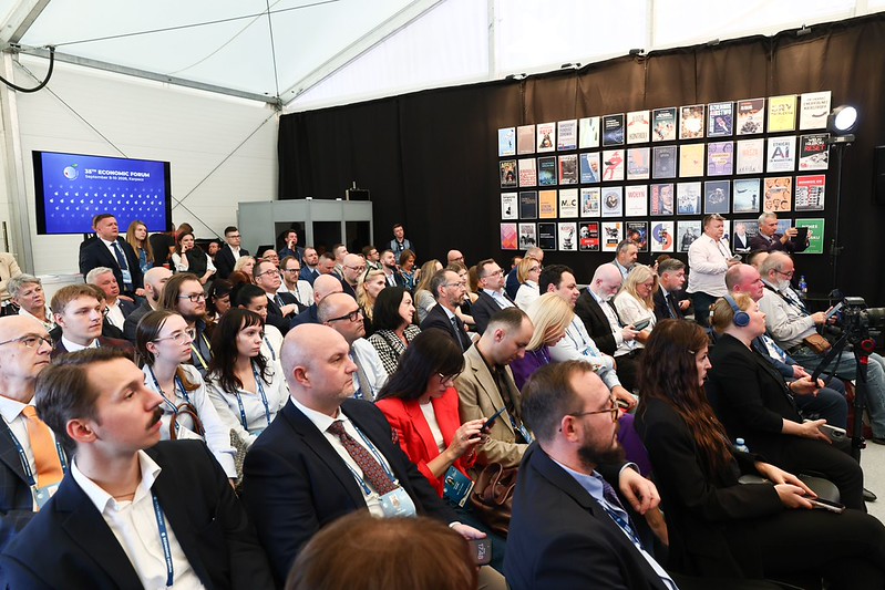 Publiczność podczas panelu na forum ekonomicznym