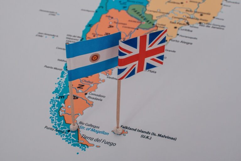 Flagi Argentyny i Wielkiej Brytanii nad mapą Falklandów