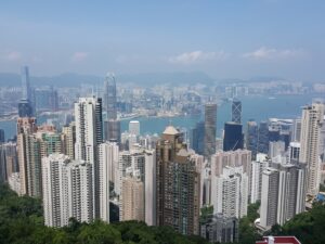Panorama Hongkongu z drapaczami chmur nad Wiktoriańskim Portem